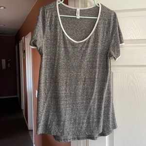 EUC LulaRoe Classic Tee